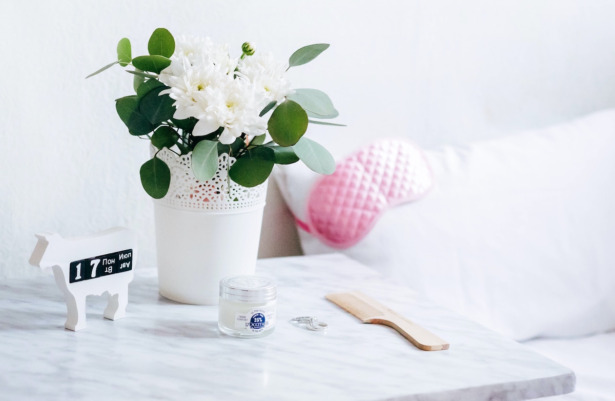 6 tips to improve your sleep bedroom with flowers
