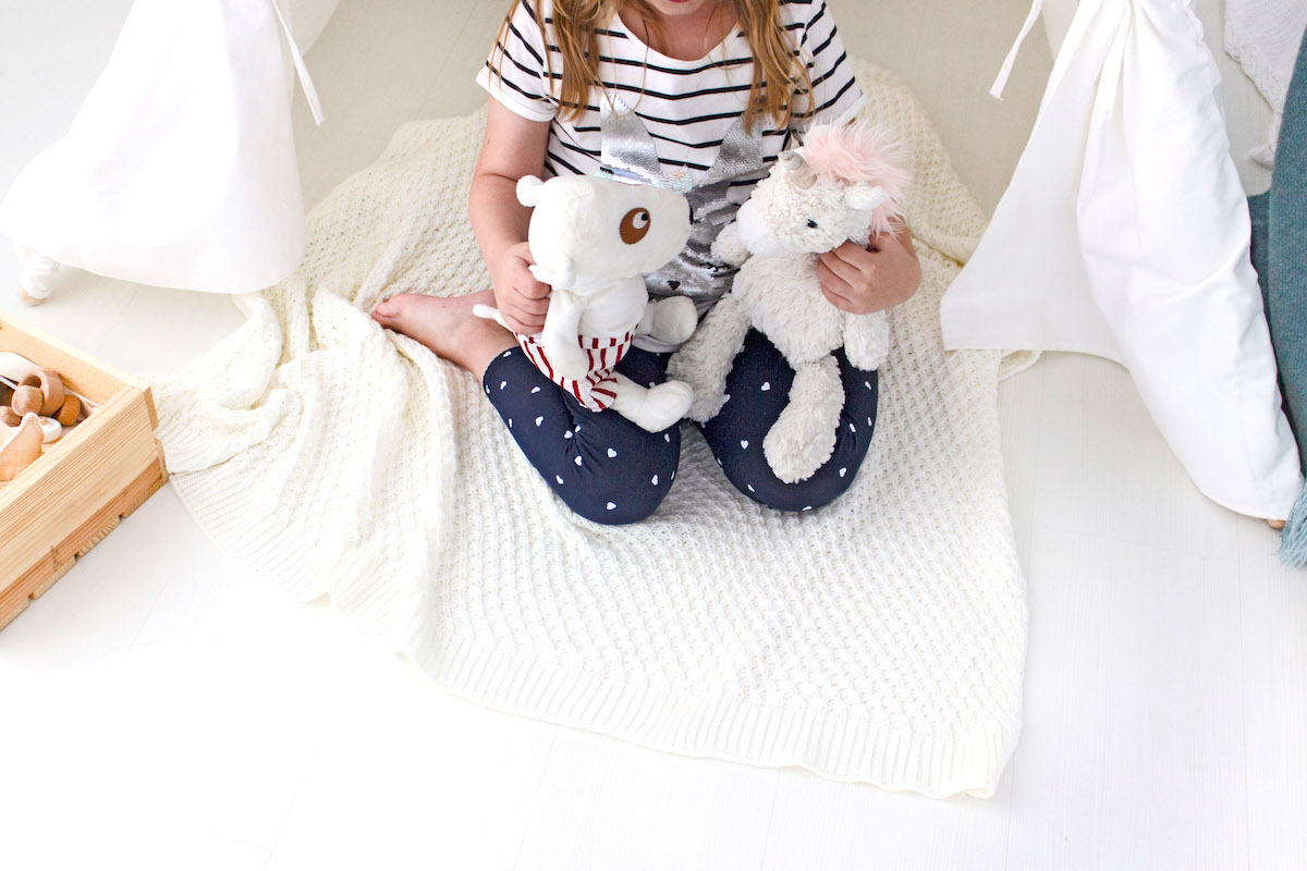 10 tips for potty training at night - girl holding 2 teddies.