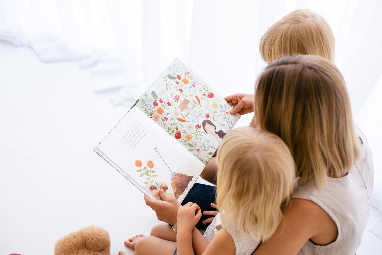 mum reading to 2 kids as a way to make mum life easier.